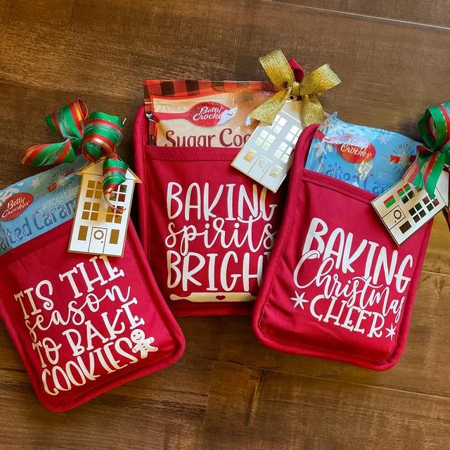 Christmas Pot Holder & Baking Mitts | Holiday Kitchen Accessories 2025